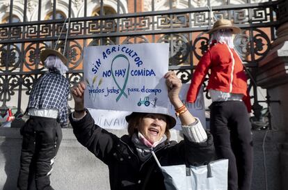 Una mujer muestra un cartel durante la protesta del campo delante del Ministerio de Agricultura, este miércoles.