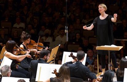 La directora Joana Mallwitz marcando a la cuerda de la Orquesta Nacional el inicio del movimiento final de la sinfonía de 'Matías el pintor de Hindemith', el pasado 18 de octubre en Madrid.