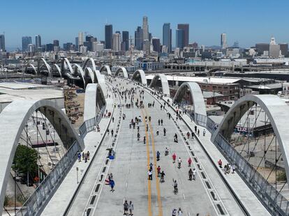 Peatones y ciclistas disfrutan del puente Sixth Street Viaduct de Los Ángeles el día de su inauguración, en julio de 2022.