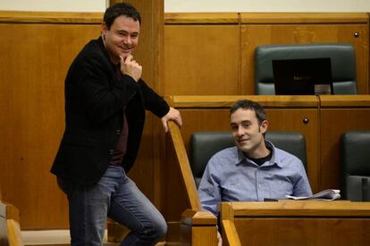 Hasier Arraiz (izquierda, junto a Julen Arzuaga, ambos de EH Bildu, este jueves en el pleno del Parlamento vasco.