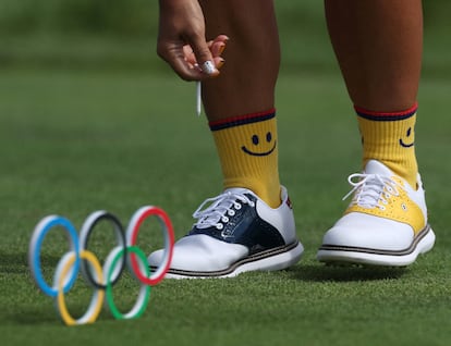  La colombiana Maria Jose Uribe lleva unos calcetines sonrientes durante la prueba de Golf.