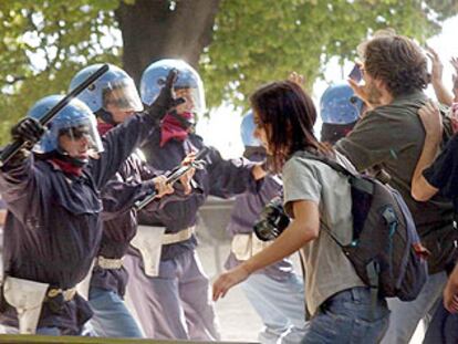 La policía italiana cierra el paso a manifestantes antiglobalización, ayer, en Riva del Garda (Italia).