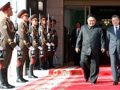 Kim Jong-un e o presidente sul-coreano, Moon Jae-in, ontem.