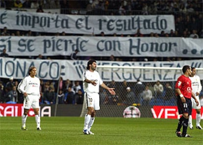 Un gesto de impotencia de Figo. Al fondo, una pancarta alusiva a la derrota del Madrid en Mónaco cerrada por un expresivo "¡¡¡vergüenza!!!".