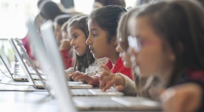 Varios niños aprenden a programar videojuegos con el proyecto CoderDojo.