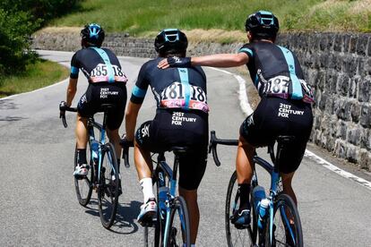 David López conforta a su líder, Mikel Landa, poco antes de abandonar el Giro.