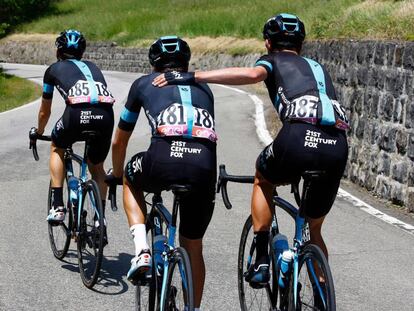 David L&oacute;pez conforta a su l&iacute;der, Mikel Landa, poco antes de abandonar el Giro.