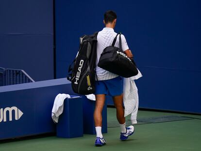 Djokovic abandona la pista Arthur Ashe de Nueva York tras su descalificación.