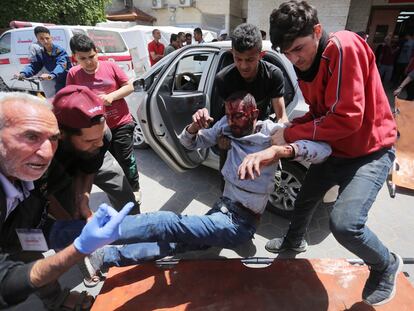 Un palestino herido es trasladado este sábado al hospital de Al Aqsa, en Gaza.