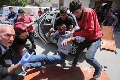Un palestino herido es trasladado este sábado al hospital de Al Aqsa, en Gaza.