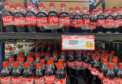 Botellas de Coca-Cola en un supermercado de Washington.