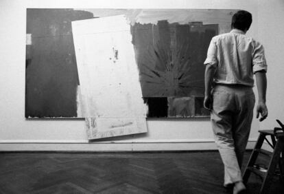 Fotografía de Ugo Mulas de Jasper Johns, tomada en 1964.