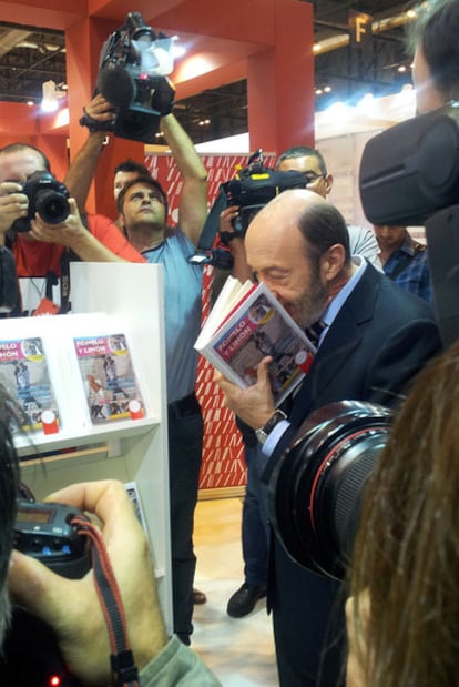 Rubalcaba, ayer en la Feria Internacional del Libro (Liber).