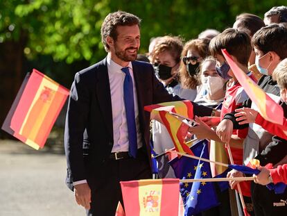 Pablo Casado, líder del PP, saluda a su llegada a la ceremonia de entrega del Premio Europeo Carlos V en el Real Monasterio de Yuste.