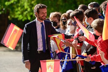Pablo Casado, líder del PP, saluda a su llegada a la ceremonia de entrega del Premio Europeo Carlos V en el Real Monasterio de Yuste.