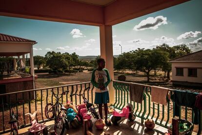 Un adolescente posa en el balcón de una de las habitaciones de la Casa do Gaiato, el centro de acogida de Massaca desde el que todo el movimiento de desarrollo rural comenzó hace 25 años. Esta terraza, en concreto, corresponde al dormitorio de los niños más pequeños, que tienen todos sus juguetes ordenados en ella.