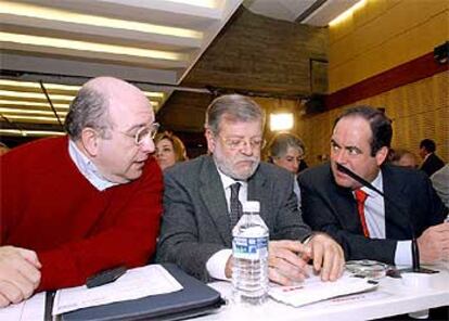 Ibarra, en el centro, conversa con José Bono y Joaquín Almunia en el transcurso del comité ejecutivo socialista.