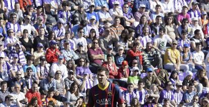 Messi observa una jugada desde el centro del campo