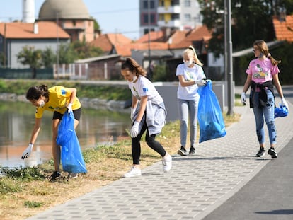 Un grupo de voluntarias de Bosnia recoge basura.