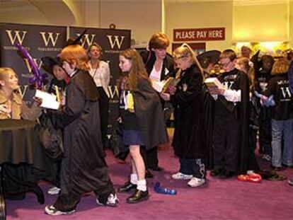 J. K. Rowling firma ejemplares de su nueva obra en una librería de Edimburgo.