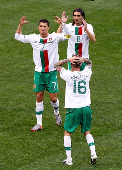 Cristiano Ronaldo, junto a sus compañeros de selección, se lamenta del primer balón lanzado al palo de la portería de Costa de Marfil.