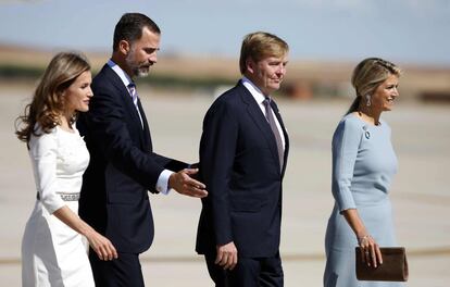 Los pr&iacute;ncipes de Asturias caminan junto a los reyes de Holanda, reci&eacute;n llegados en su primera visita oficial a Espa&ntilde;a.