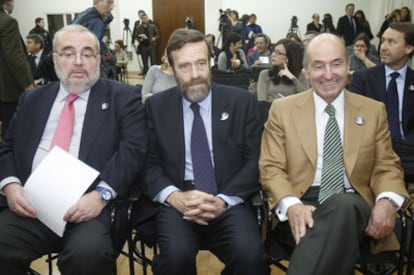 De izquierda a derecha, Javier Gómez Navarro, Guillermo de la Dehesa y Miquel Roca en la presentación de la campaña.