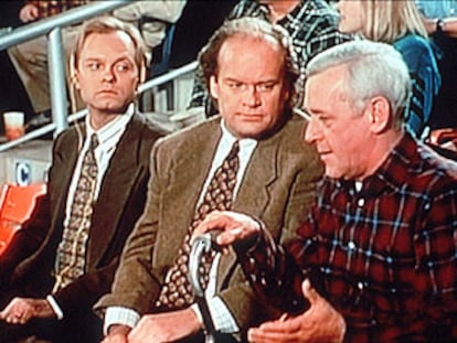 Kelsey Grammer, en el centro, entre su hermano y su padre en la serie <i>Frasier.</i>