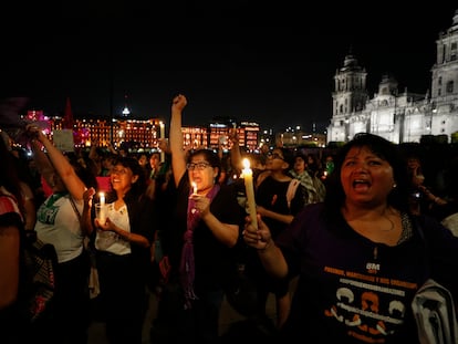 Grupos de mujeres protestan contra la violencia, en el Zócalo en 2019.