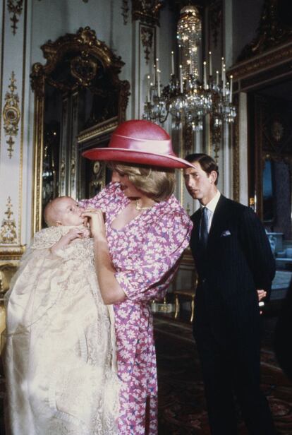 Lady Di sostiene en brazos al príncipe Guillermo el día de su bautizo. Detrás, el príncipe Carlos.
