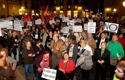 Concentración en la plaza Sant Jaume de Barcelona contra la visita del Papa.