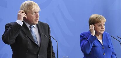 La canciller Angela Merkel, junto con el primer ministro británico, Emmanuel Macron, ayer en Berlín.