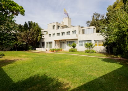 Vista exterior de la fachada principal de Villa Noailles, joya arquitectónica que cumple ahora 100 años. Robert Mallet-Stevens, modernísimo proyectista y decorador de cine, apenas tenía nada construido cuando inició las obras, en 1923.