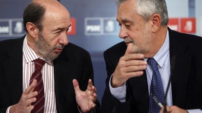 El secretario general del PSOE, Alfredo Pérez Rubalcaba, con el presidente andaluz, José Antonio Griñán, durante la reunión de la dirección socialista.