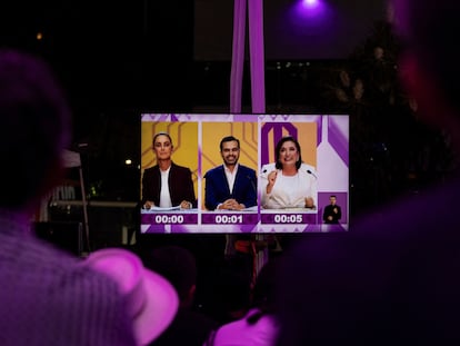 Miembros de la prensa observan en una pantalla a los candidatos durante el primer debate presidencial en las instalaciones del INE, en Ciudad de México, el 7 de abril.