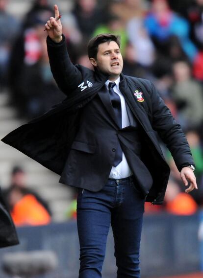 El entrenador argentino del Southampton Mauricio Pochettino da instrucciones a sus jugadores durante el encuentro ante el Liverpool que tuvo lugar en el estadio St Mary, en Southampton. Los locales se impusieron con goles de Schneiderlin, Lambert y Rodríguez. Coutinho fue el único artillero 'red'.