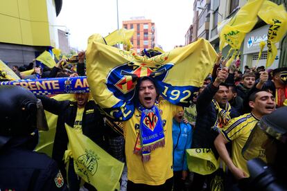 Aficionados del Villarreal, a su llegada al estadio de La Cerámica