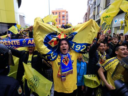 Aficionados del Villarreal, a su llegada al estadio de La Cerámica.