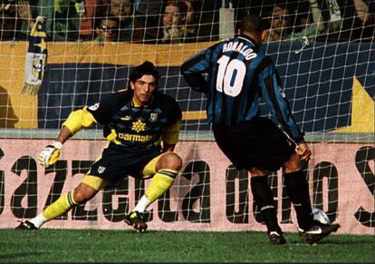 Buffon le para un penalti a Ronaldo durante un partido de la Serie A de la temporada 97/98 en el que el Parma le ganó al Inter 1-0.