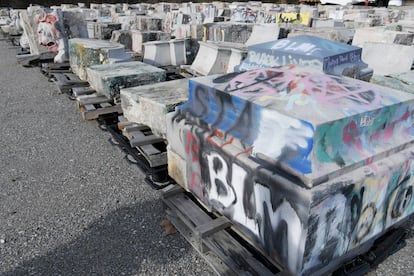 Pintada del movimiento Black Lives Matter, en uno de los bloques de granito retirados. Se han guardado con unos códigos que permitirían volver a reconstruir las estatuas,
llegado el caso.