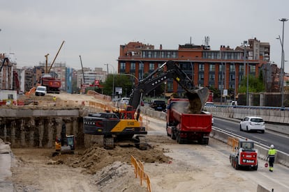 Operarios trabajando en la carretera a Extremadura (A-5), el 23 de julio de 2025, en Madrid (España).