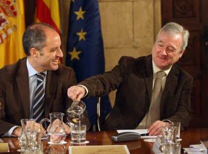 Francisco Camps (izquierda) y Ramón Luis Valcárcel, durante la reunión en Valencia.