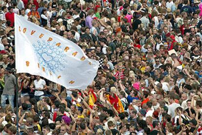 Un aspecto del recorrido de la <i>Love Parade,</i> ayer, en Berlín, entre el parque Tiergarten y la Puerta de Brandenburgo.