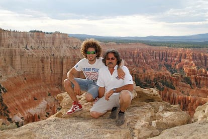 Una foto de Simoncelli con su padre en Estados Unidos, después de la carrera de Laguna Seca.