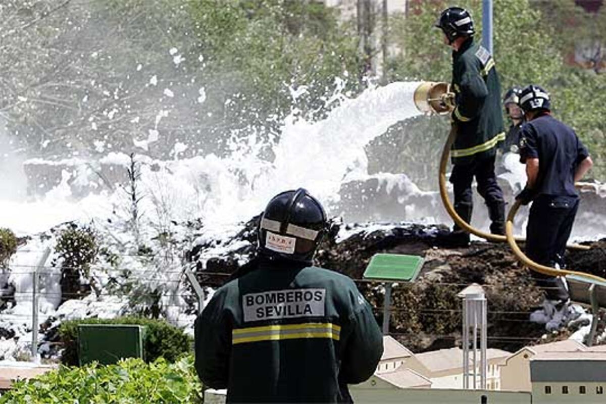 Incendio de la maqueta de Granada, en La Cartuja de Sevilla | Noticias ...