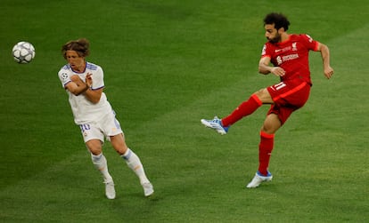 El delantero del Liverpool, Mohamed Salah, dispara a puerta en una de las ocasiones más claras de la final.