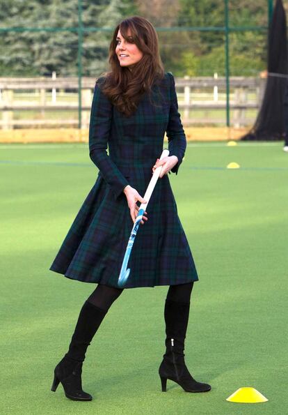 Uno de los outfits que lució justo antes de ser hospitalizada -debido a fuertes náuseas- fue este vestido british de Alexander McQueen.