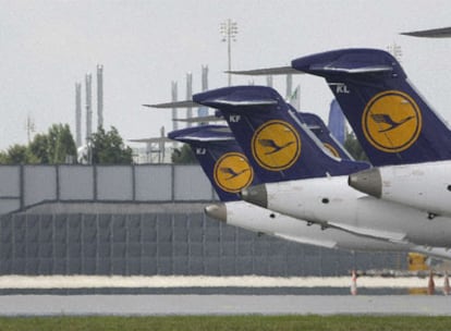 Varios aviones de la aerolínea alemana en el aeropuerto de Múnich. El 90,7% de la plantilla ha apoyado los paros indefinidos, a partir del próximo lunes, al no ver satisfechas sus demandas salariales.