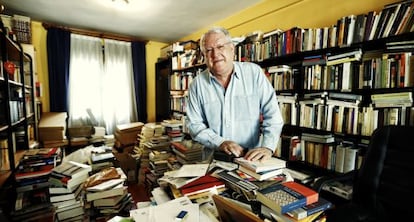 El escritor J. J. Armas Marcelo, en su casa de Madrid en mayo de 2014.