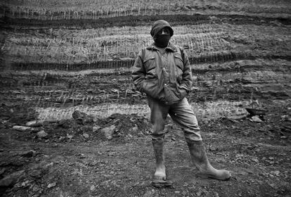 Mario trabaja en una mina a cielo abierto de la Cuenca de Sabinas, en el Estado de Coahuila. En el tajo les pagan por carbón retirado. Cada viaje de un camión lleno se paga a 10 pesos (0.75 dólares).
